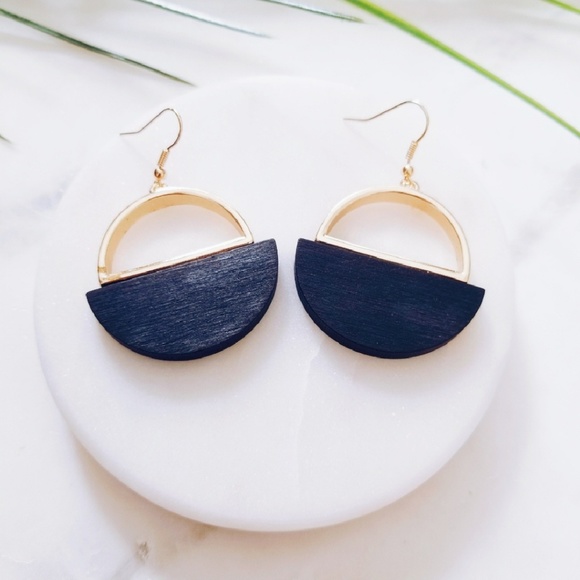 Gold and black statement earrings - Picture 2 of 5